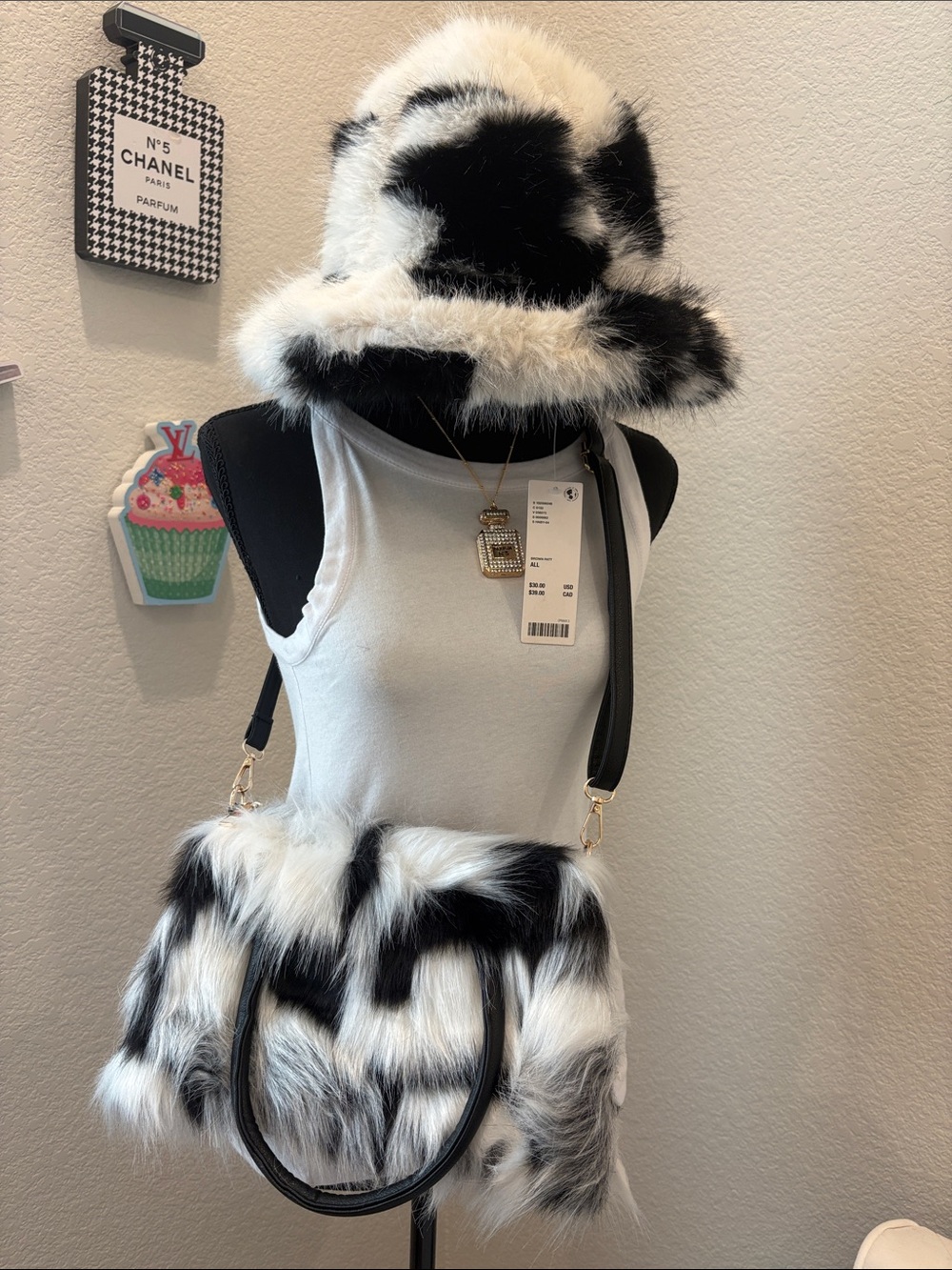 NWT Urban Outfitters Black & White Faux Fur Bucket Hat&Unbranded Crossbody bag 💕